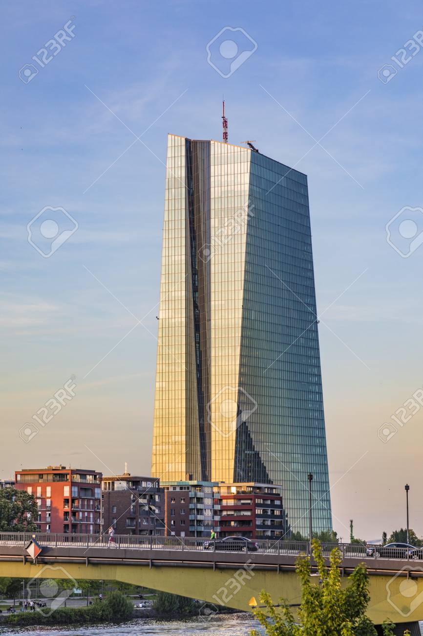 フランクフルト、ドイツ - 2017 年 5 月 16 日: 欧州中央銀行 ECB の主な川と新本社全景の写真素材・画像素材 Image  79596788
