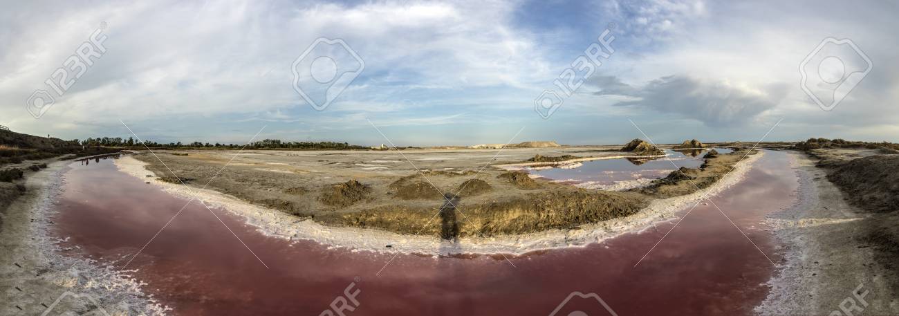 赤い塩の湖 サリン デ エーグ モルトのカマルグ フランスで の写真素材 画像素材 Image 赤い塩の湖 サリン デ エーグ モルトのカマルグ フランスで の写真素材 画像素材 Image
