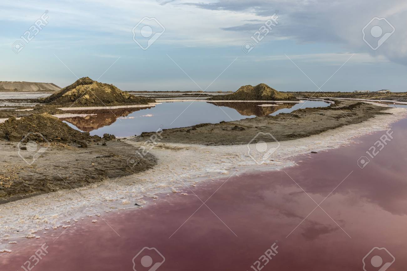 赤い塩の湖 サリン デ エーグ モルトのカマルグ フランスで の写真素材 画像素材 Image 赤い塩の湖 サリン デ エーグ モルトのカマルグ フランスで の写真素材 画像素材 Image