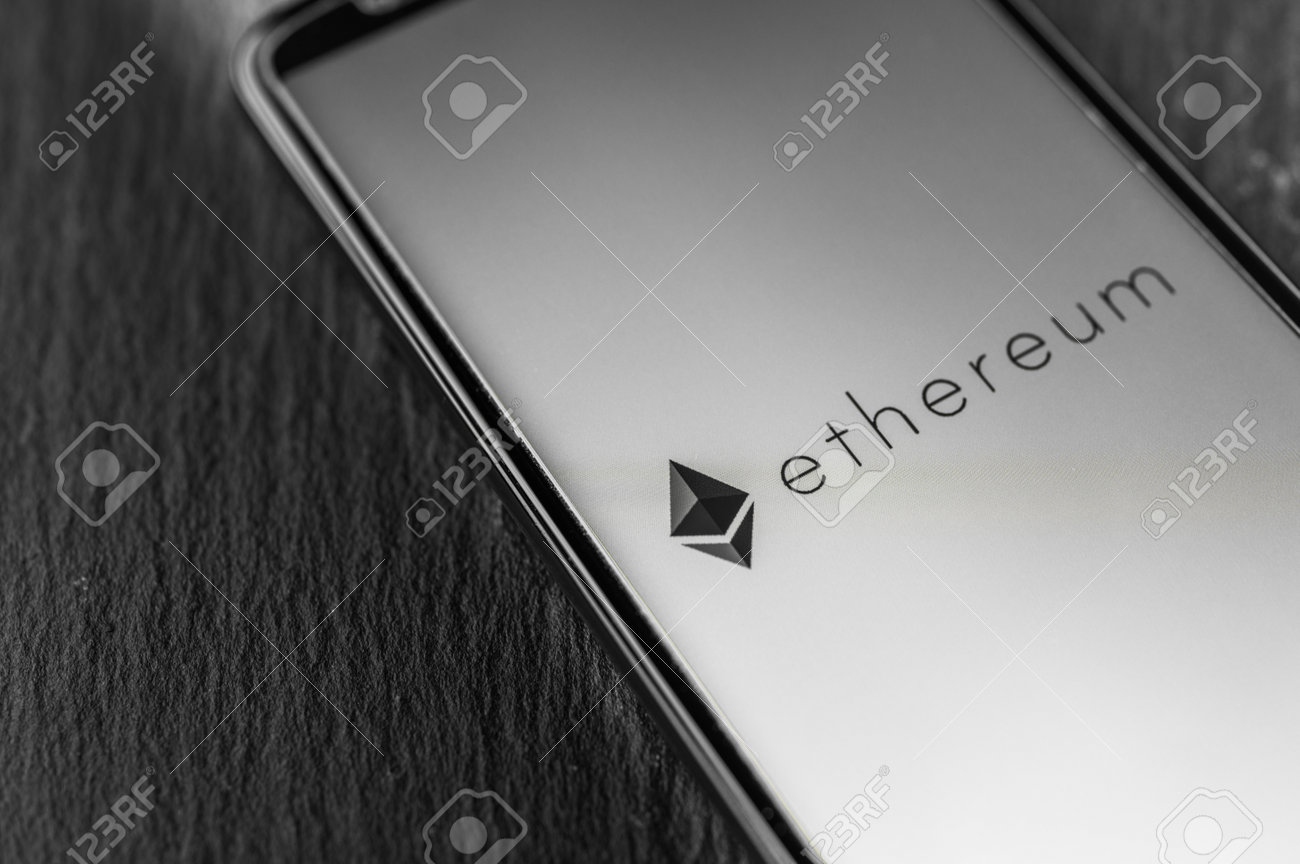 스마트폰 화면에 있는 이더리움 블록체인 화폐 암호화폐의 로고. 로열티 무료 사진, 그림, 이미지 그리고 스톡포토그래피. Image  160231384
