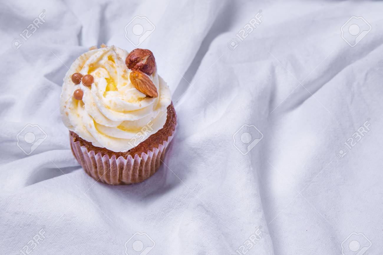 自家製のカップケーキ マフィン手作りスイーツ ヒツラの背景に の写真素材 画像素材 Image