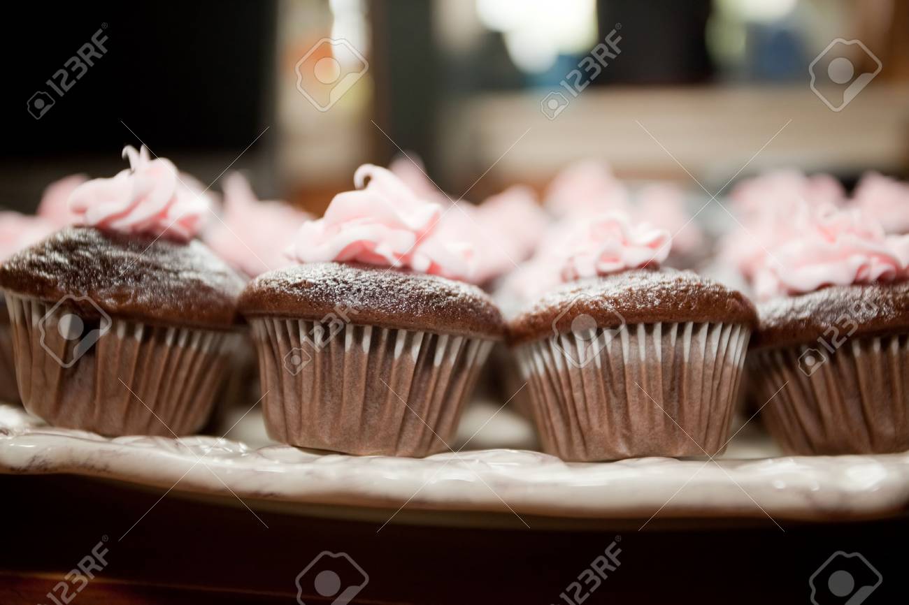 カップケーキは 1 人 頻繁に小さい 薄い紙コップで焼きを提供するように設計の小さなケーキです の写真素材 画像素材 Image