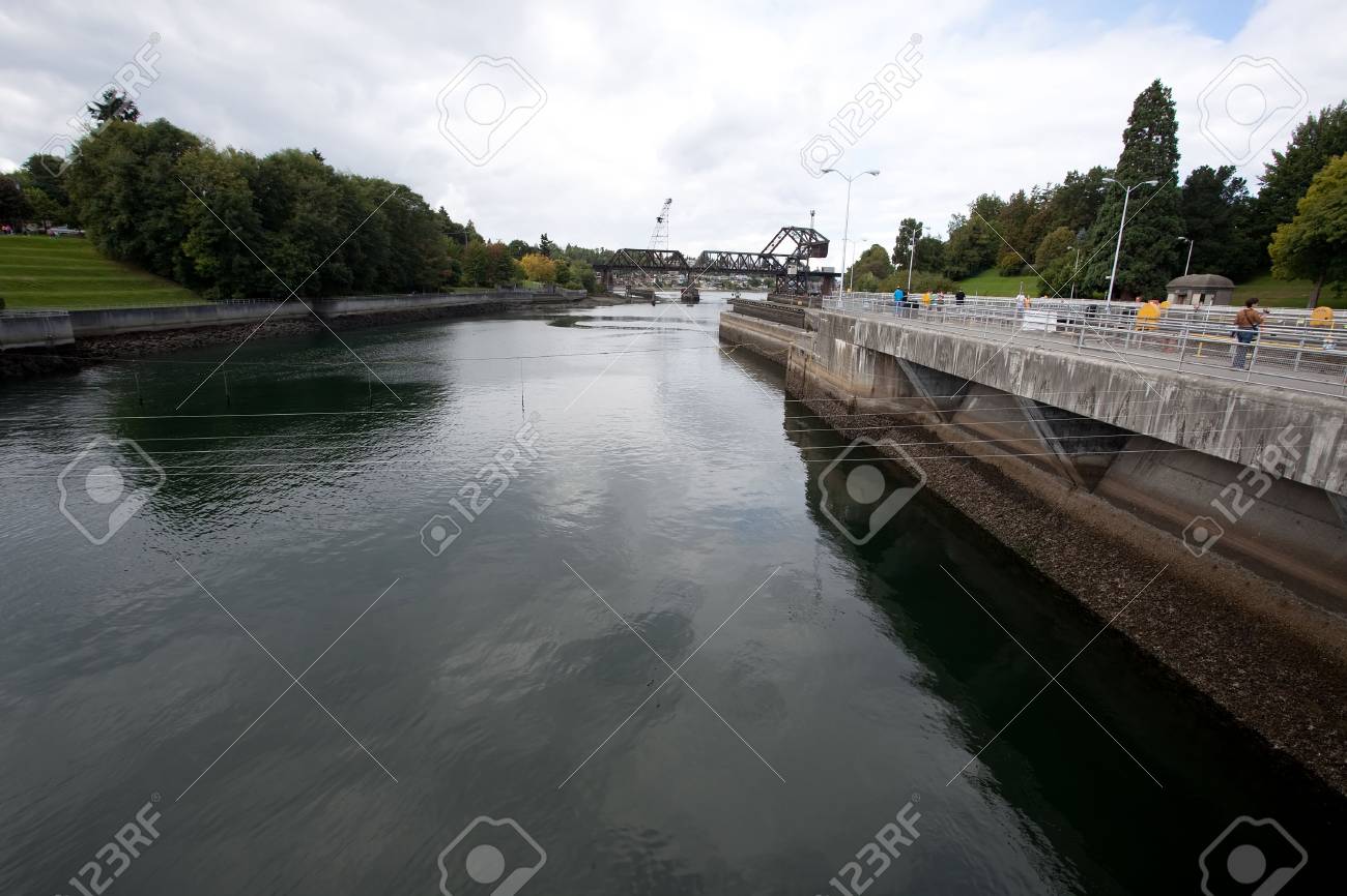ハイラム M チッテンゲン ロックは サーモン湾 シアトルの湖ワシントン州の船舶用運河の真ん中に座るロックの複合体です の写真素材 画像素材 Image