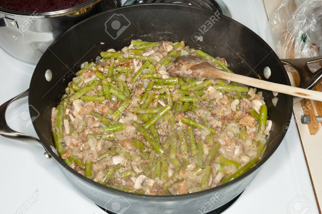 Tranditional Grun Gewesen Kasserolle Mit Sautierten Pilzen Und Zwiebeln Nach Hause Zu Thanksgiving Lizenzfreie Fotos Bilder Und Stock Fotografie Image 11559738