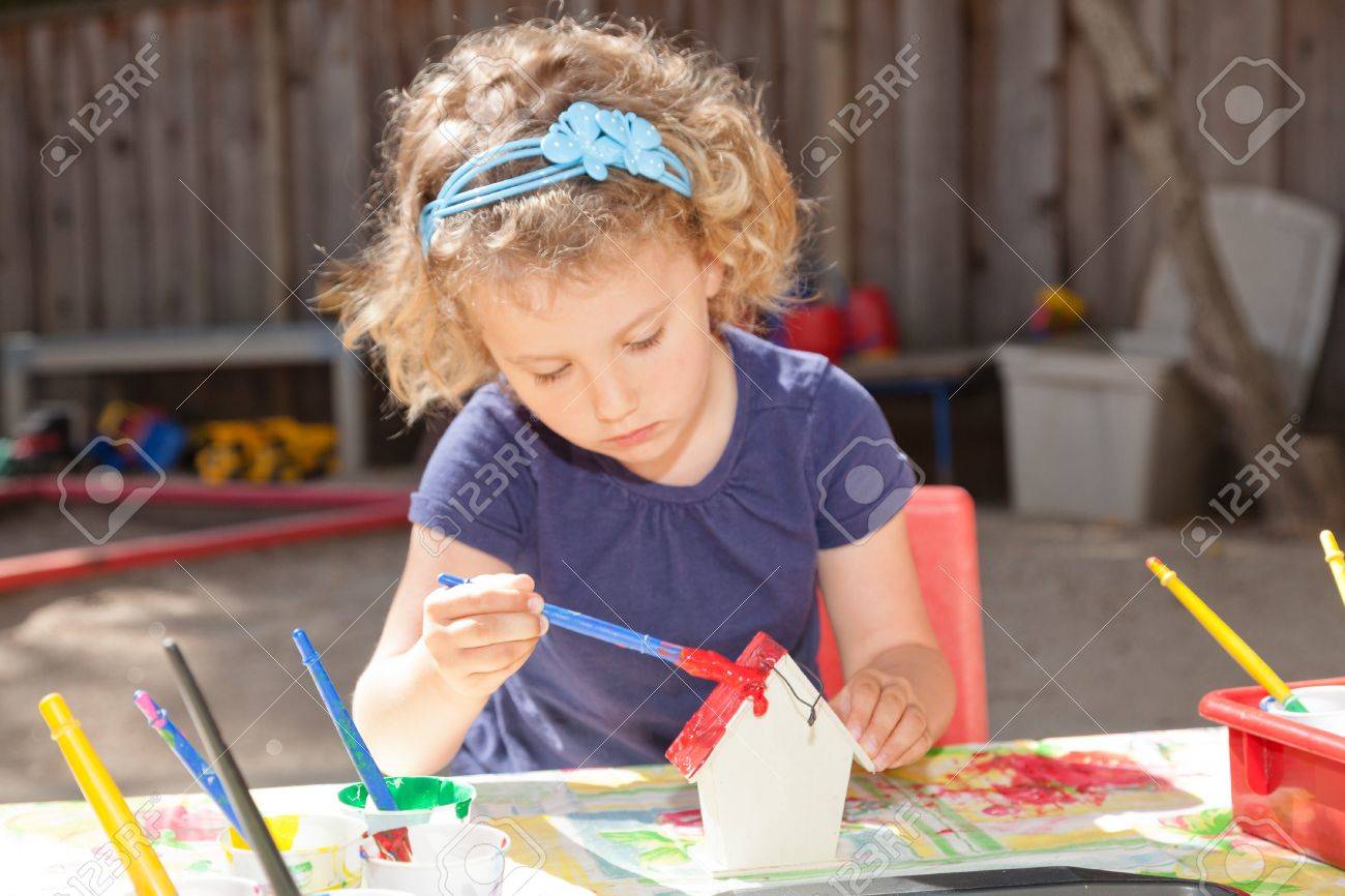 かわいい赤ちゃん女の子楽しんで芸術クラスで絵画 の写真素材 画像素材 Image かわいい赤ちゃん女の子楽しんで芸術クラスで絵画 の写真素材 画像素材 Image