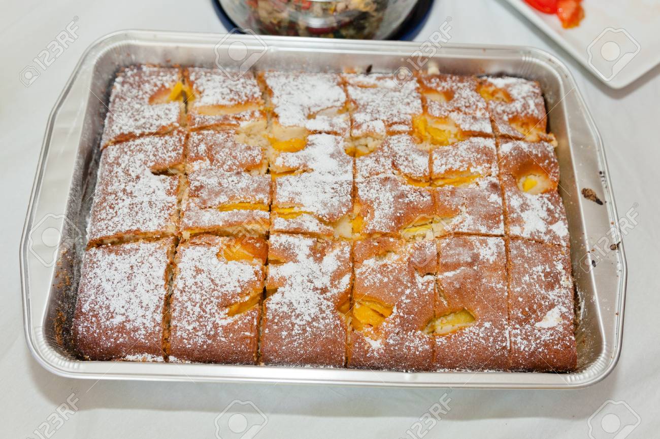 Abricots Frais Dans Une Feuille De Gateau Delicieusement Leger Banque D Images Et Photos Libres De Droits Image