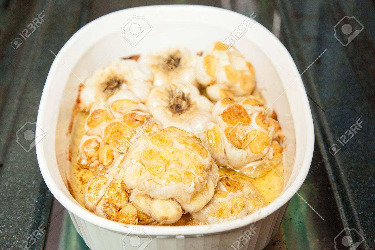 Knoblauch Wird Suss Weich Und Nussig Wenn Gerostet Drucken Sie Das Fleisch Aus Den Nelken Und Brotaufstrich Fur Eine Grosse Vorspeise Oder Beilage Lizenzfreie Fotos Bilder Und Stock Fotografie Image 21616839