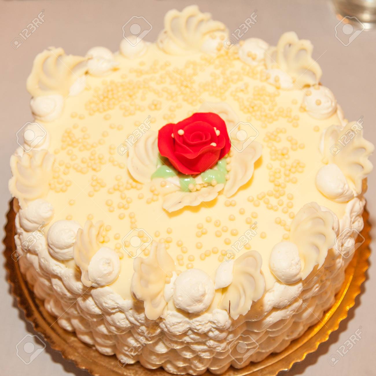 レイヤー ケーキは通常フロスティングによってまとめ 複数のレイヤーから成るケーキまたは充填ジャムやその他などの別の種類を保持 の写真素材 画像素材 Image