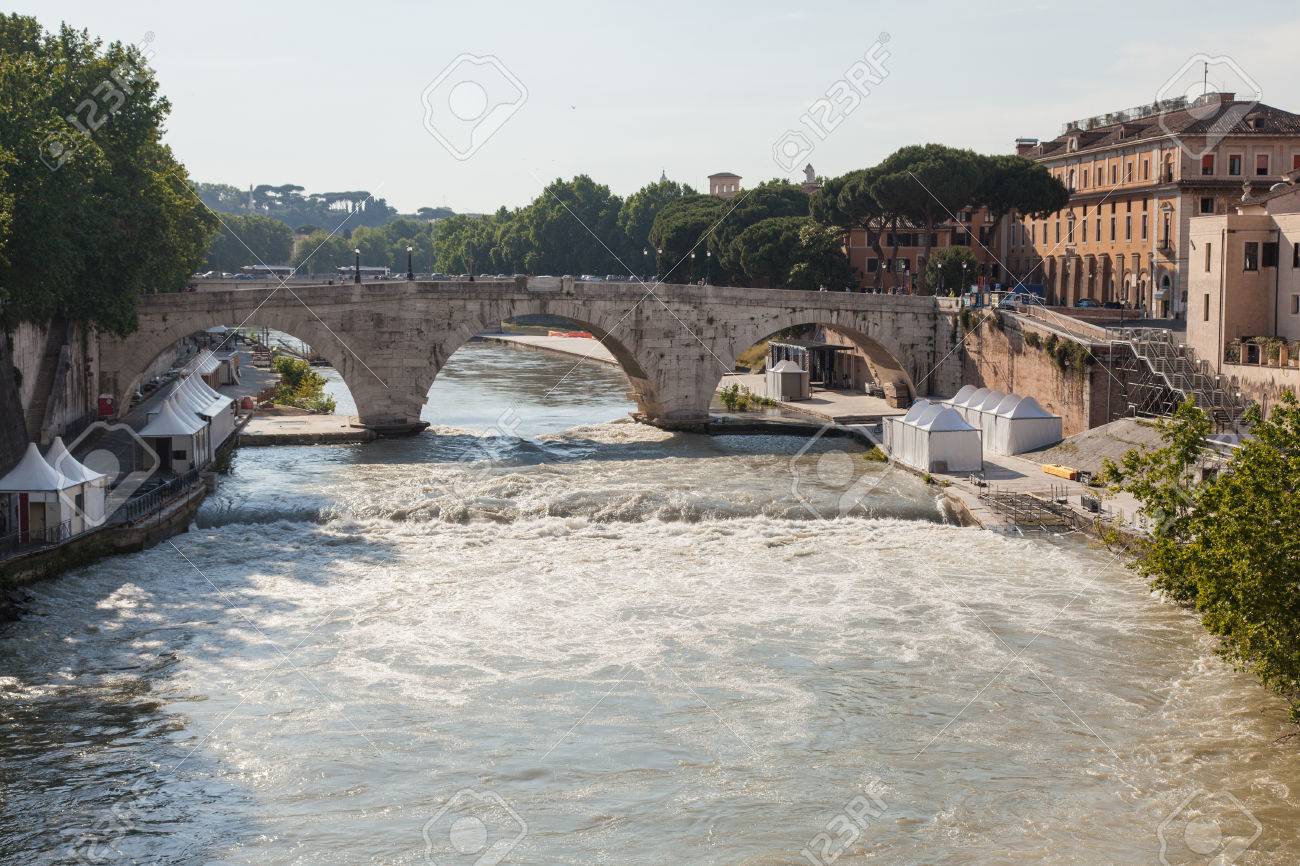 ガイウス ケスティウス ポンス イタリア語 ポンテ市は イタリアのローマでローマの石の橋ティベリーナ島の西側にテヴェレ川に の写真素材 画像素材 Image