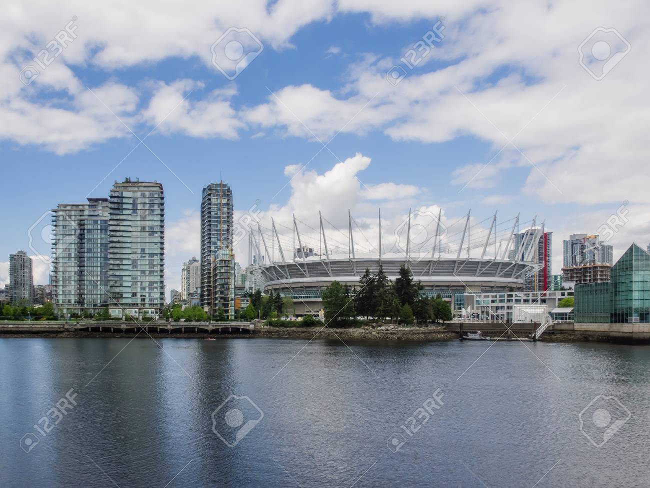 プレイスは バンクーバー ブリティッシュ コロンビア州 カナダでの偽の入り江の北側に位置する多目的スタジアムです の写真素材 画像素材 Image プレイスは バンクーバー ブリティッシュ コロンビア州 カナダでの偽の入り江の北側に位置する多目的スタジアムです の写真素材 画像素材 Image