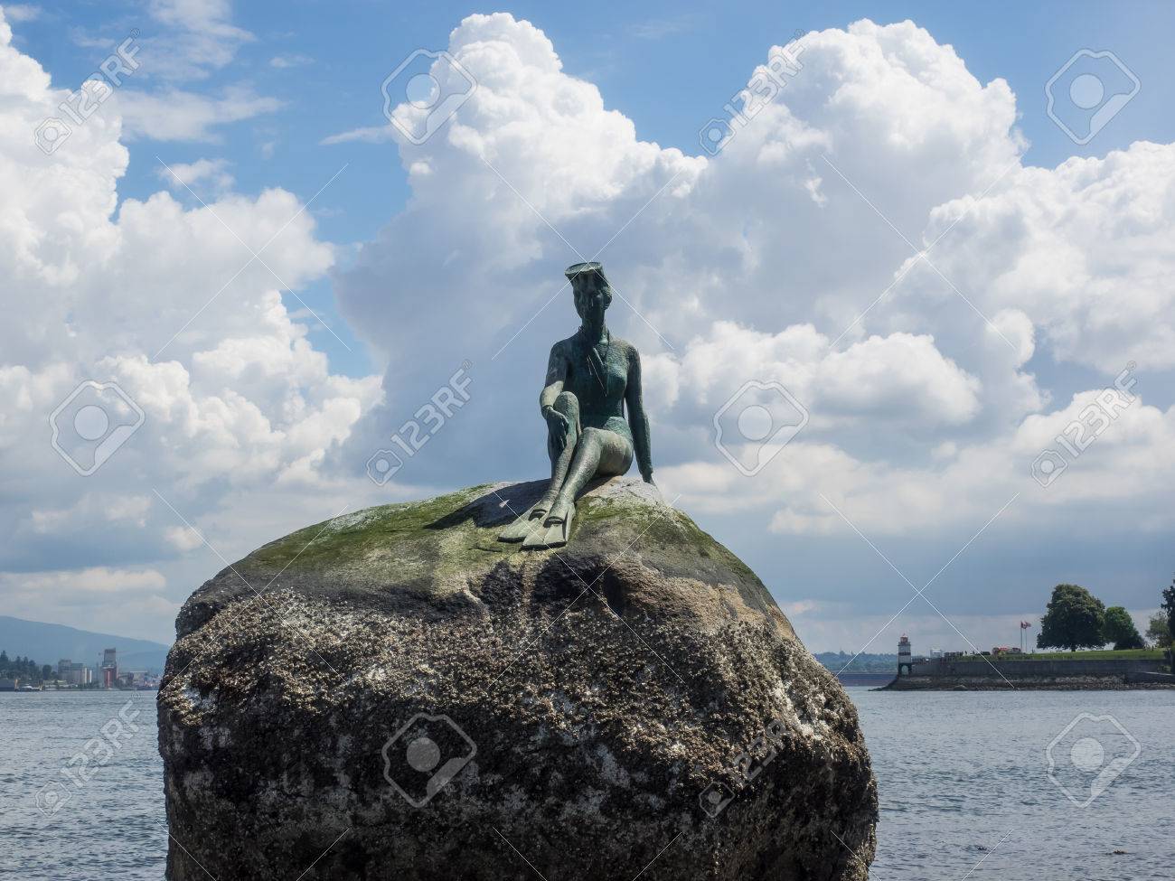 水を運ぶ女性の銅像の置き物 ウェット スーツの女の子は、スタンレーパーク、バンクーバー