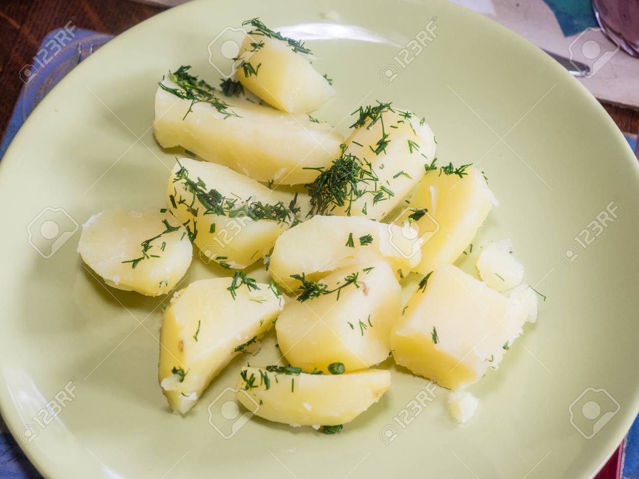ジャガイモのサラダ プレートにディル の写真素材 画像素材 Image