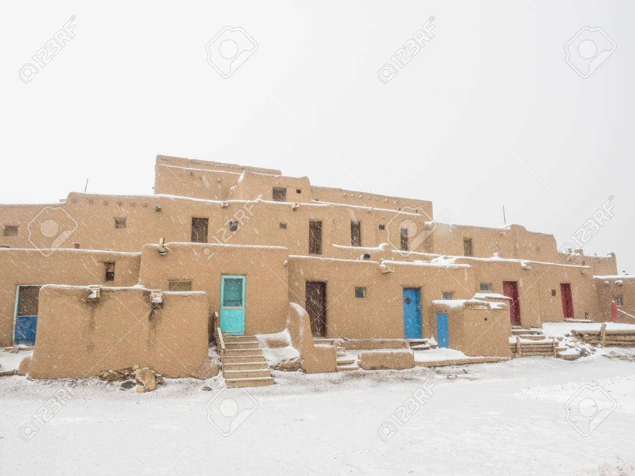 タオス プエブロは プエブロ族 Tiwa 話すネイティブ アメリカンの部族に属する古代プエブロです の写真素材 画像素材 Image