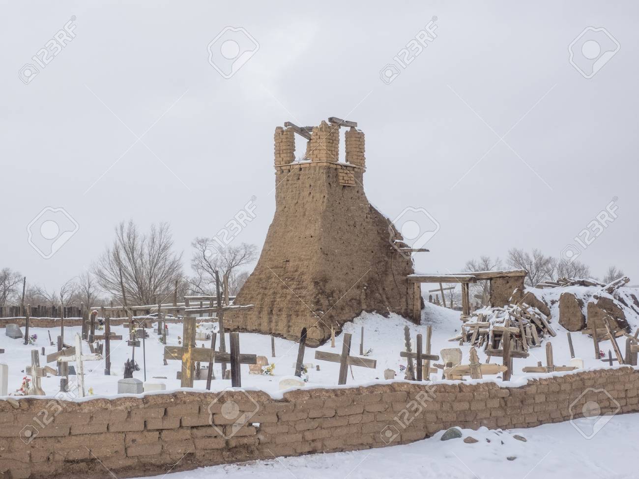 タオス プエブロは プエブロ族 Tiwa 話すネイティブ アメリカンの部族に属する古代プエブロです の写真素材 画像素材 Image