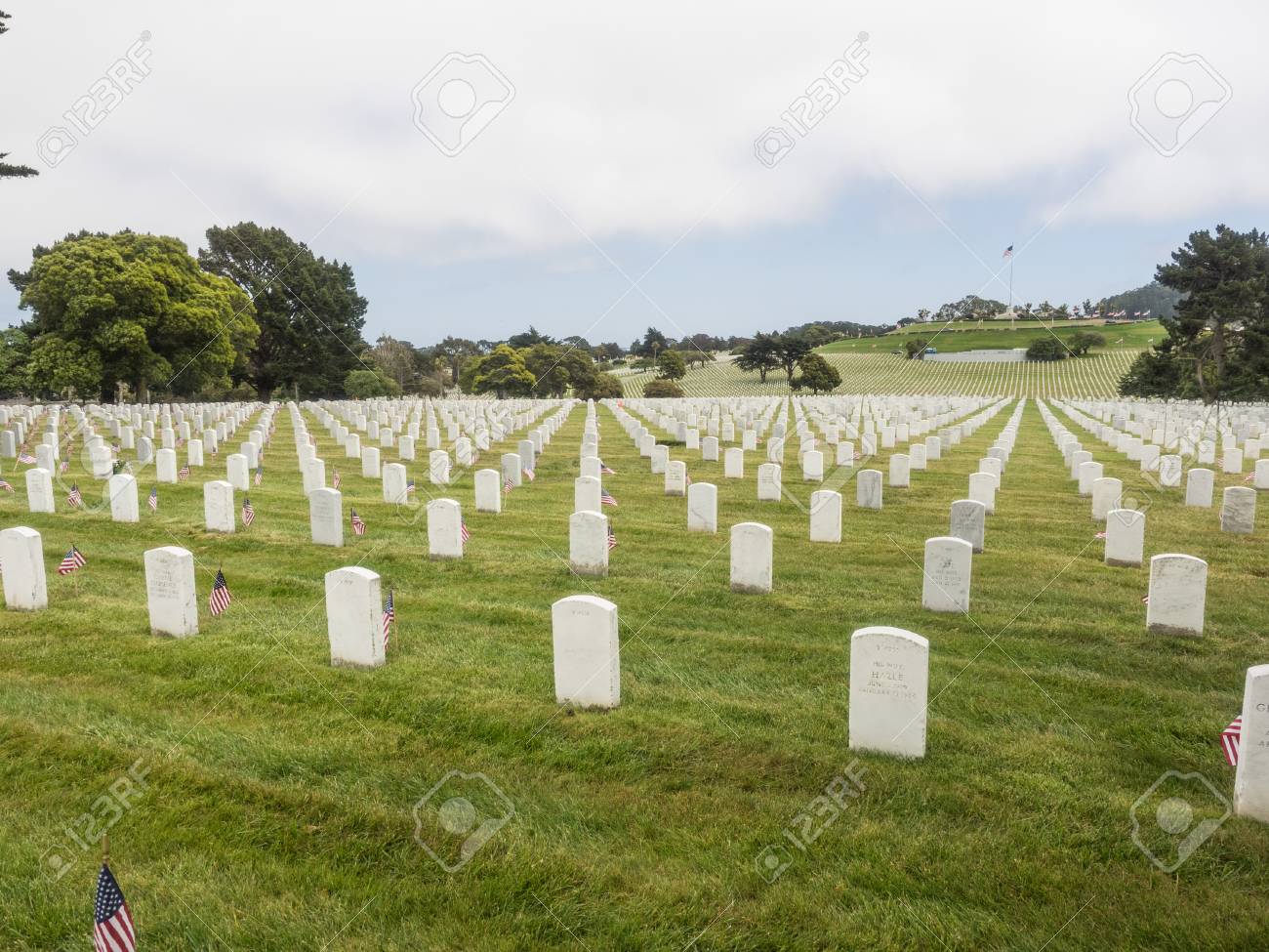 サン ブルーノ カリフォルニア州のゴールデン ゲート国立墓地で記念日の遵守 の写真素材 画像素材 Image
