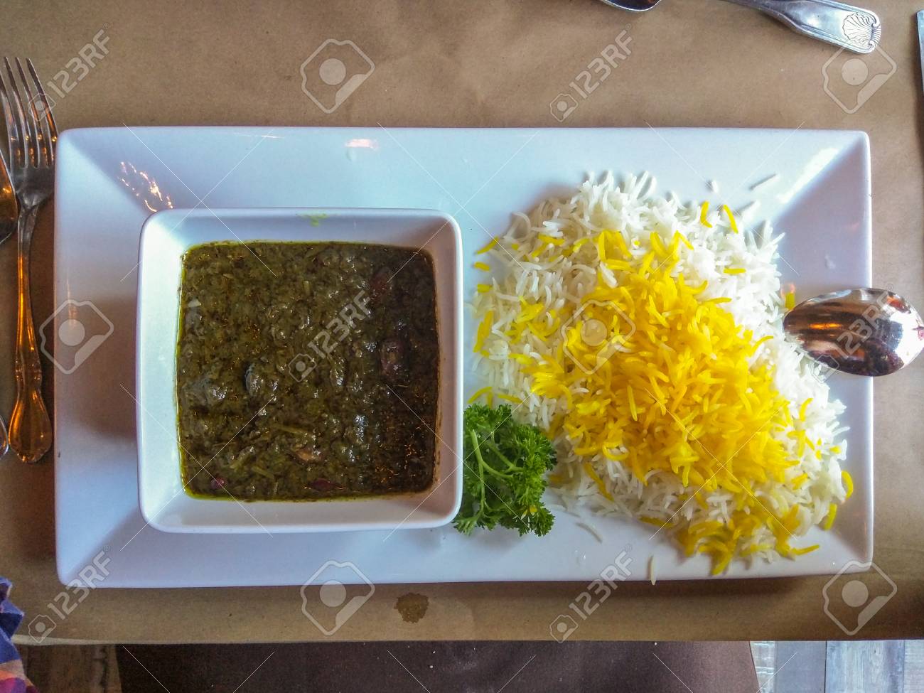 ゴルメ サブジはイランのハーブシチューで 主にパセリ ネギ ネギ ネギ コリアンダー 乾燥フェヌグリークの葉の主なスパイスで味付けされたハーブの混合物です の写真素材 画像素材 Image ゴルメ サブジはイランのハーブシチューで 主にパセリ ネギ ネギ ネギ コリアンダー 乾燥フェヌグリークの葉の主なスパイスで味付けされたハーブの混合物です の写真素材 画像素材 Image