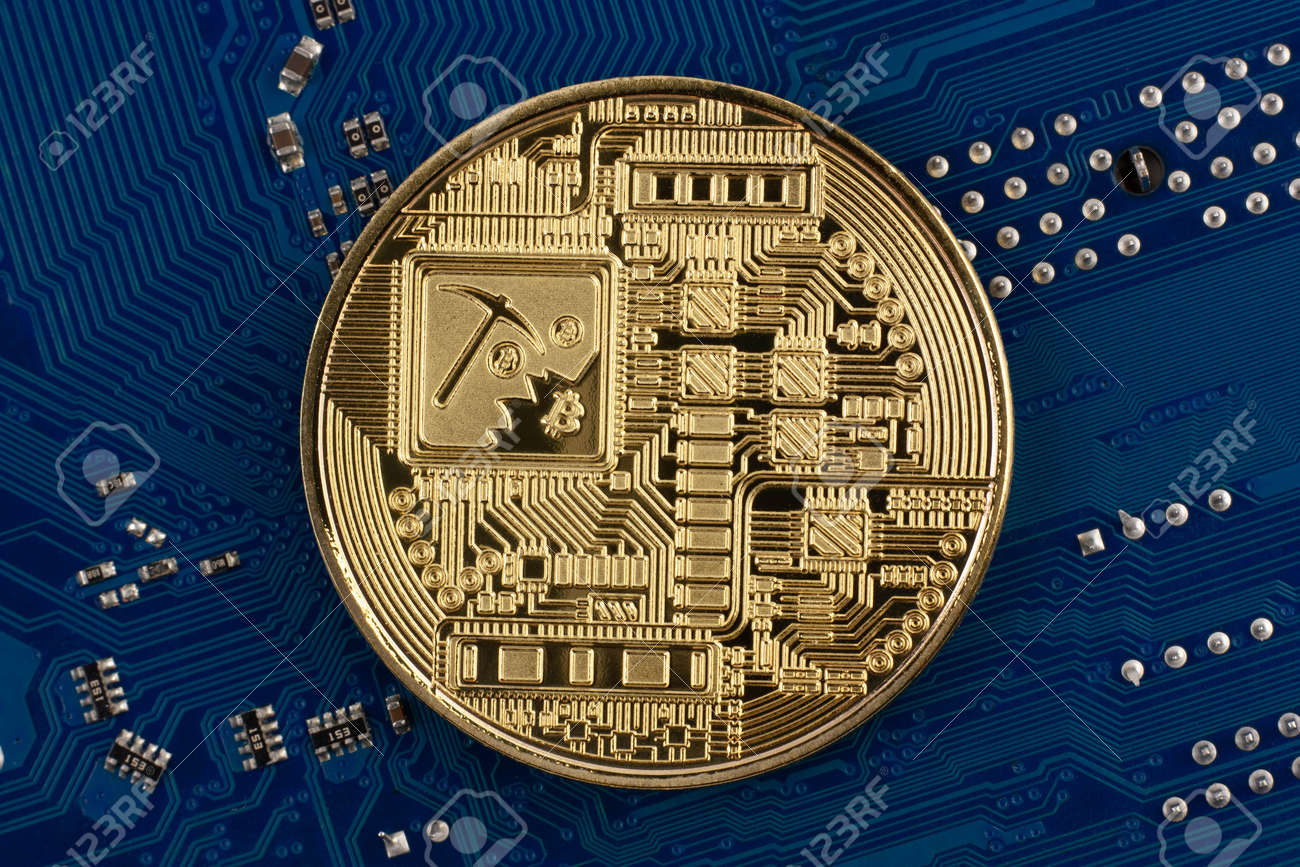 Símbolo De Moneda Bitcoin En La Parte Trasera Sobre Fondo De Placa De  Circuito Electrónico Azul. Primer Plano, Fondo Azul. Negocios, Dinero,  Concepto De Criptomoneda. Fotos, retratos, imágenes y fotografía de archivo
