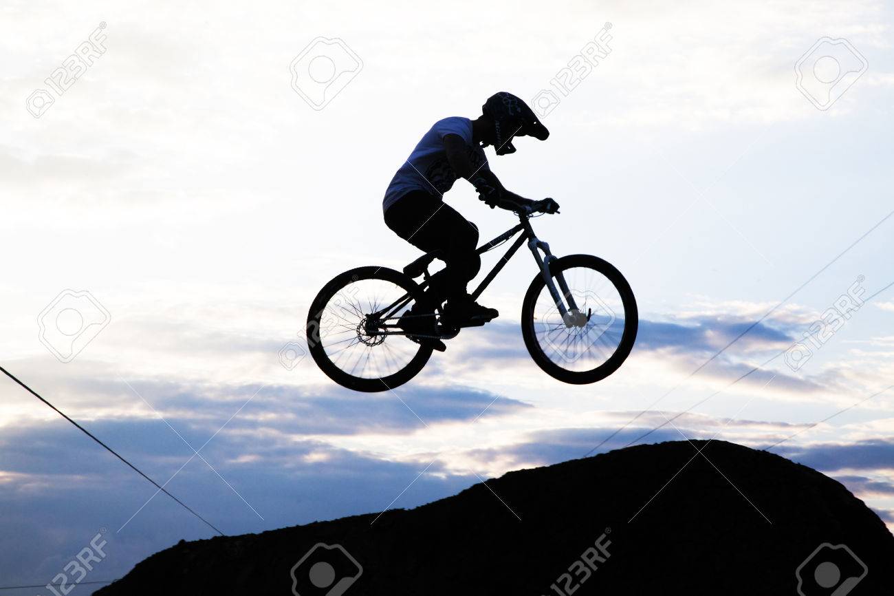 Bmx の自転車のジャンプをしている人のシルエット の写真素材 画像素材 Image