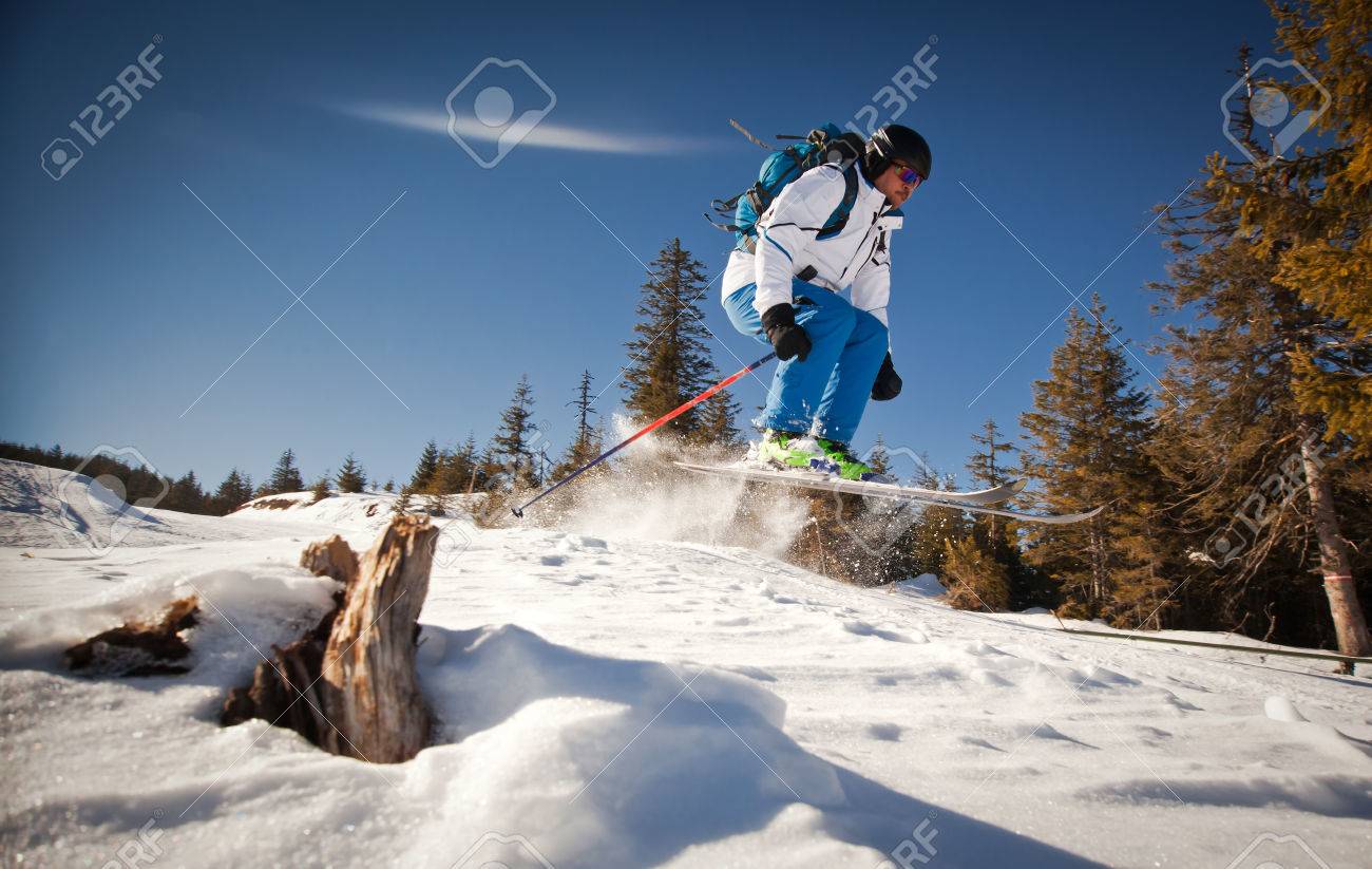 晴れた日にエクストリーム スキーの練習の男 の写真素材 画像素材 Image
