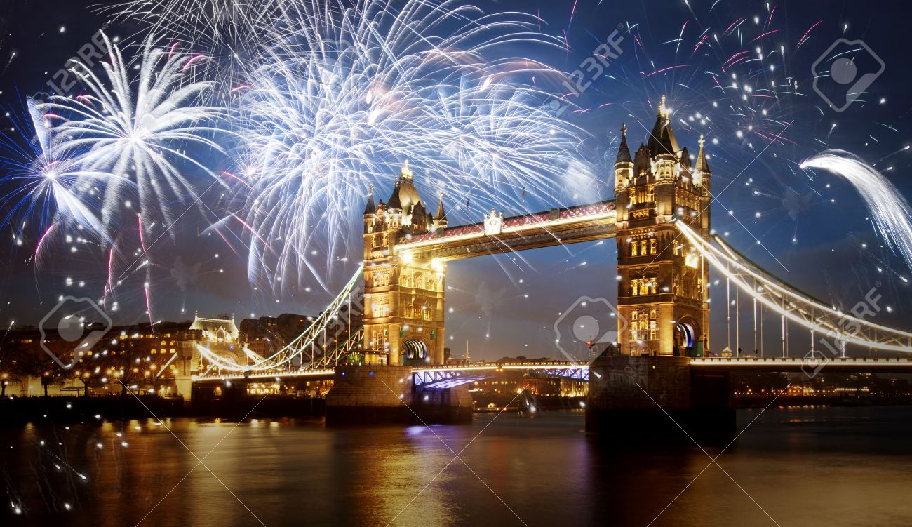 タワー ブリッジ ロンドン 英国では新年のお祝いの花火を の写真素材 画像素材 Image
