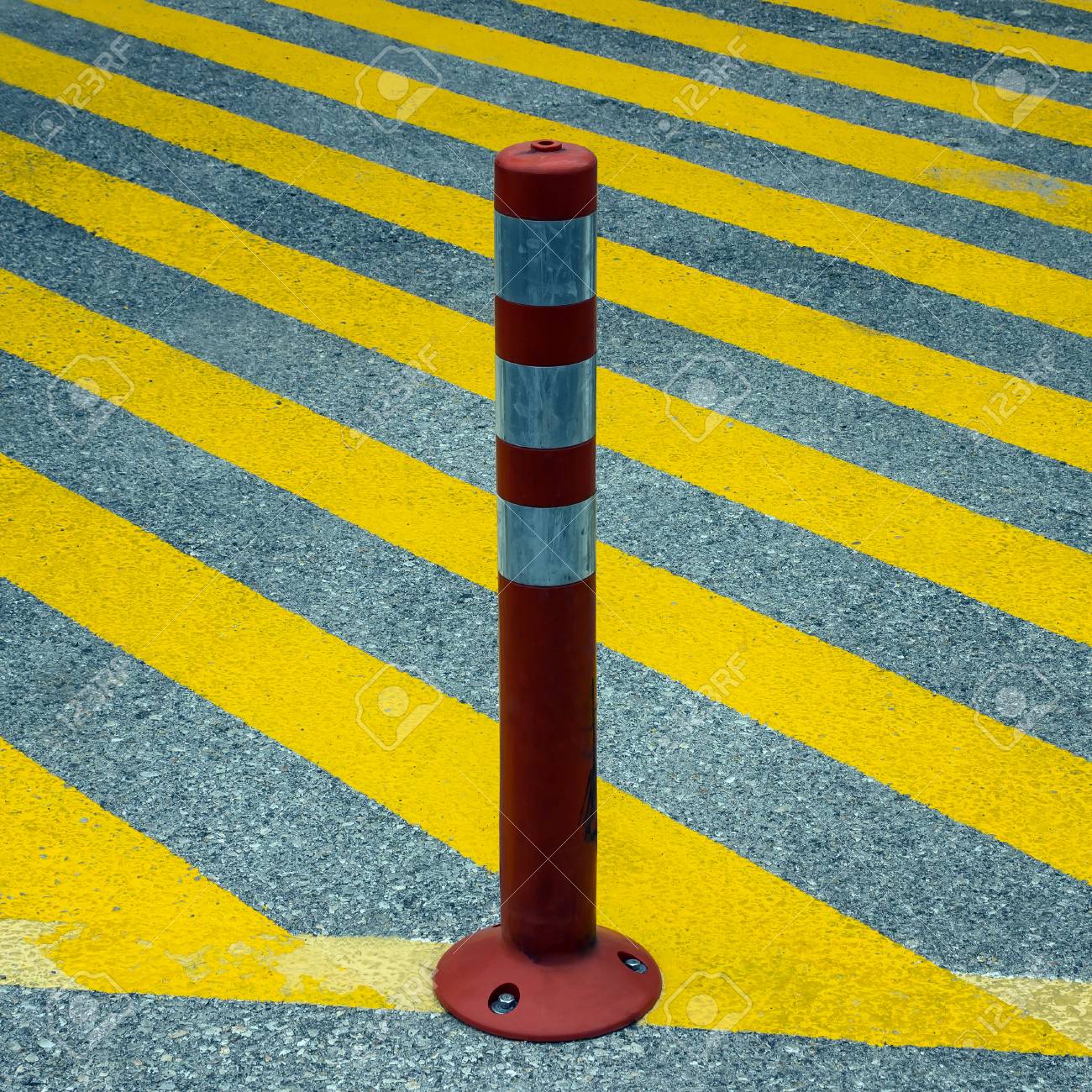 駐車禁止の表示 ストライプと赤柱 の写真素材 画像素材 Image 59