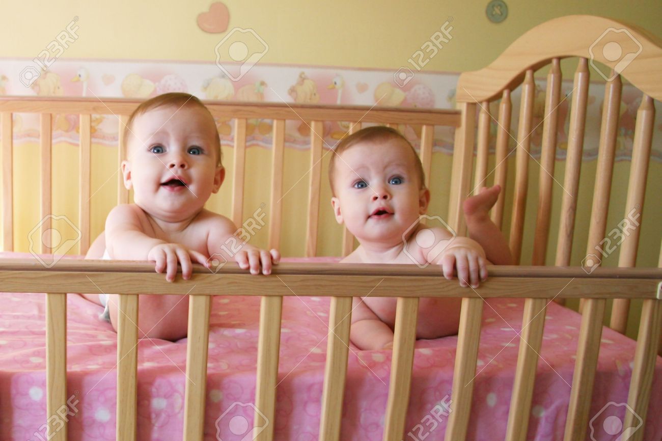 Twins En Creche Les Filles Jumelles Bebe De Concert Banque D Images Et Photos Libres De Droits Image