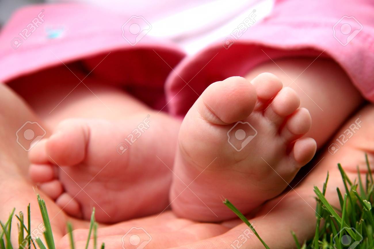 母の手で赤ちゃんの女の子小さな足の指 の写真素材 画像素材 Image 母の手で赤ちゃんの女の子小さな足の指 の写真素材 画像素材 Image