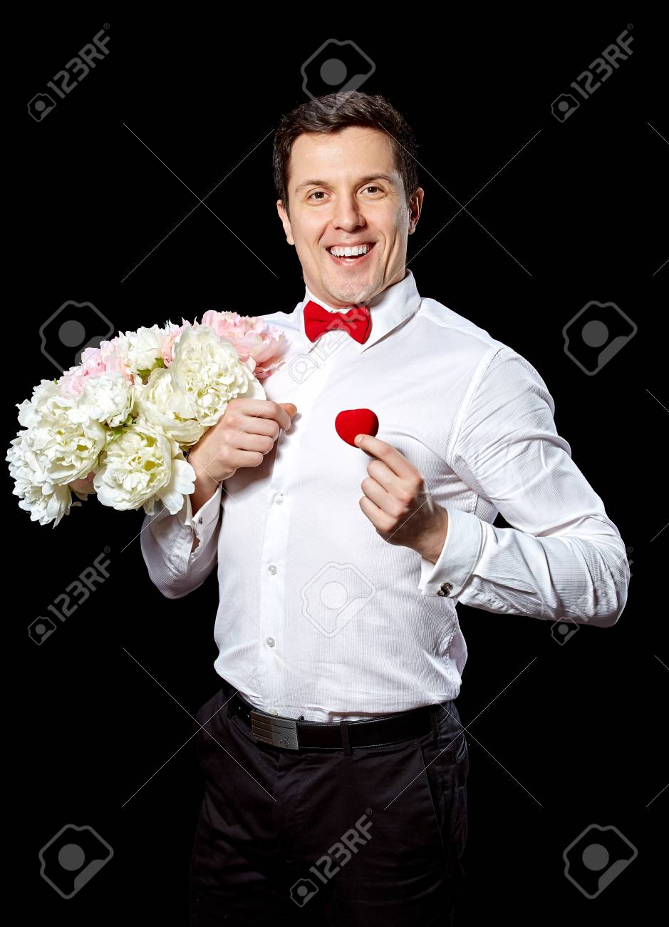 L Homme Elegant Dans Une Chemise Blanche Et Papillon Rouge Tenant Une Boite Avec Un Anneau De Mariage Et Des Fleurs Sur Fond Noir Banque D Images Et Photos Libres De Droits Image 39339966