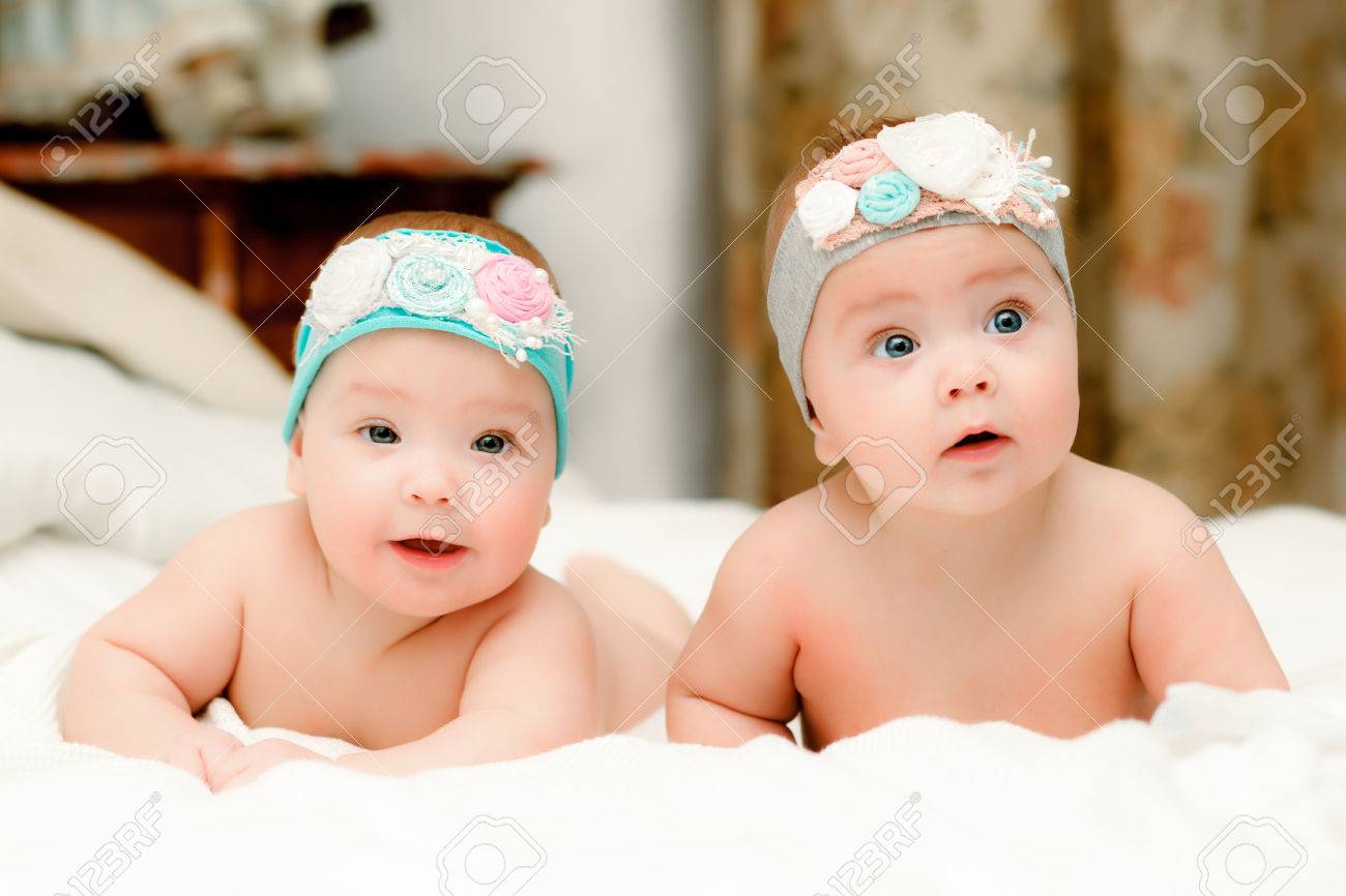 Deux Bebes Jumeaux Filles De Sept Mois A Nice Bandeaux Au Lit Sur Des Feuilles Blanches Banque D Images Et Photos Libres De Droits Image