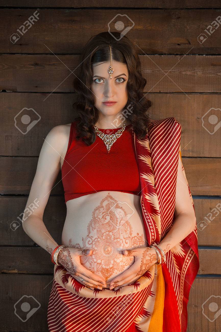 Image Indien Femme Mains Et Ventre De Femme Enceinte Avec Tatouage Au Henné Sur Bois Fond Mur