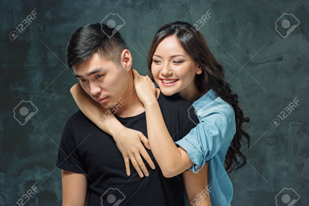 灰色の韓国のカップルを笑顔の肖像画 の写真素材 画像素材 Image