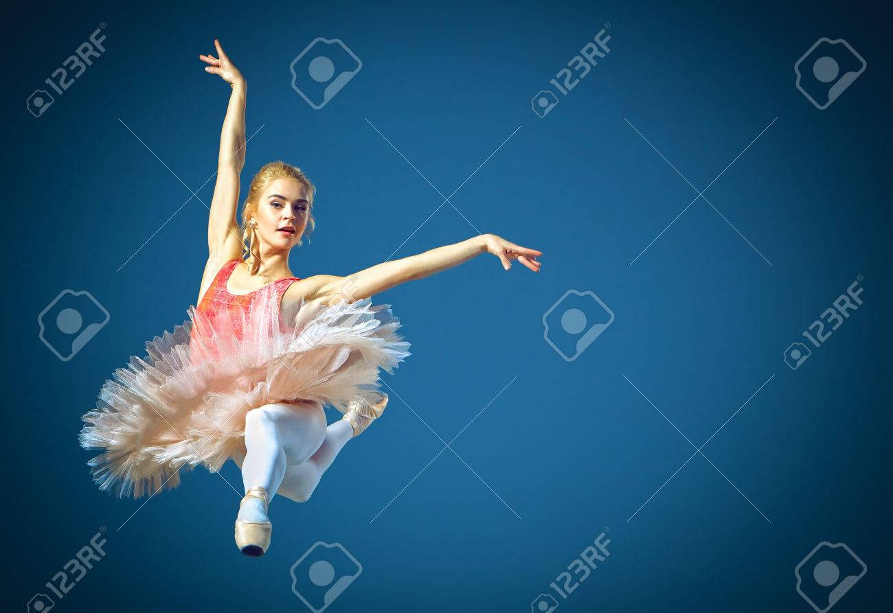 灰色の背景に美しい女性バレエ ダンサー バレリーナ ピンクのチュチュとポアントの靴を着ています の写真素材 画像素材 Image 灰色の背景に美しい女性バレエ ダンサー バレリーナ ピンクのチュチュとポアントの靴を着ています の写真素材 画像素材 Image