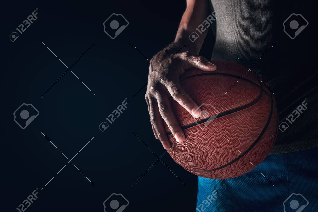ボールを持つバスケットボール選手の手 の写真素材 画像素材 Image