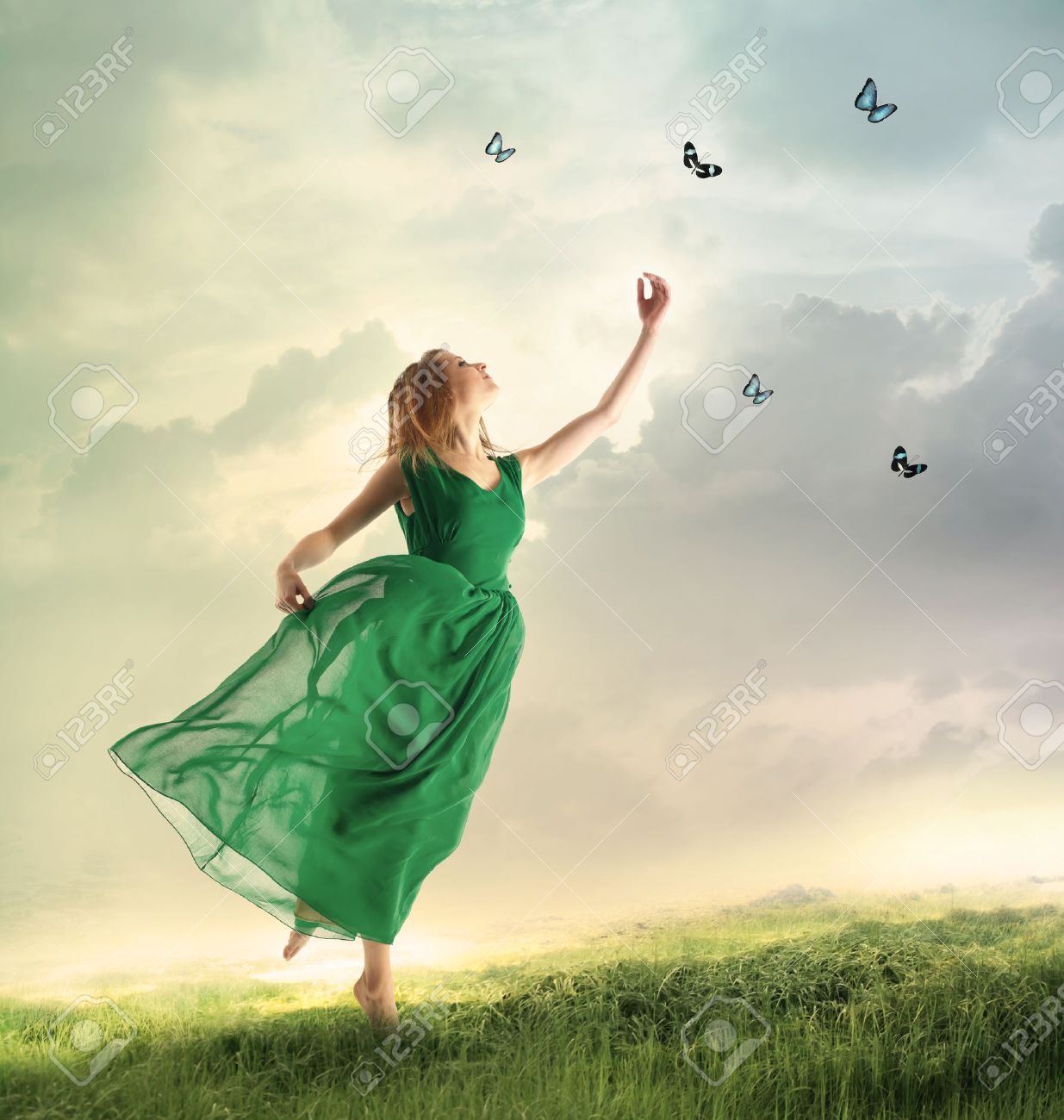 ===Que es para ti volar?...=== - Página 2 34683160-Beautiful-woman-in-a-green-dress-chasing-butterflies-on-a-mountain-Stock-Photo