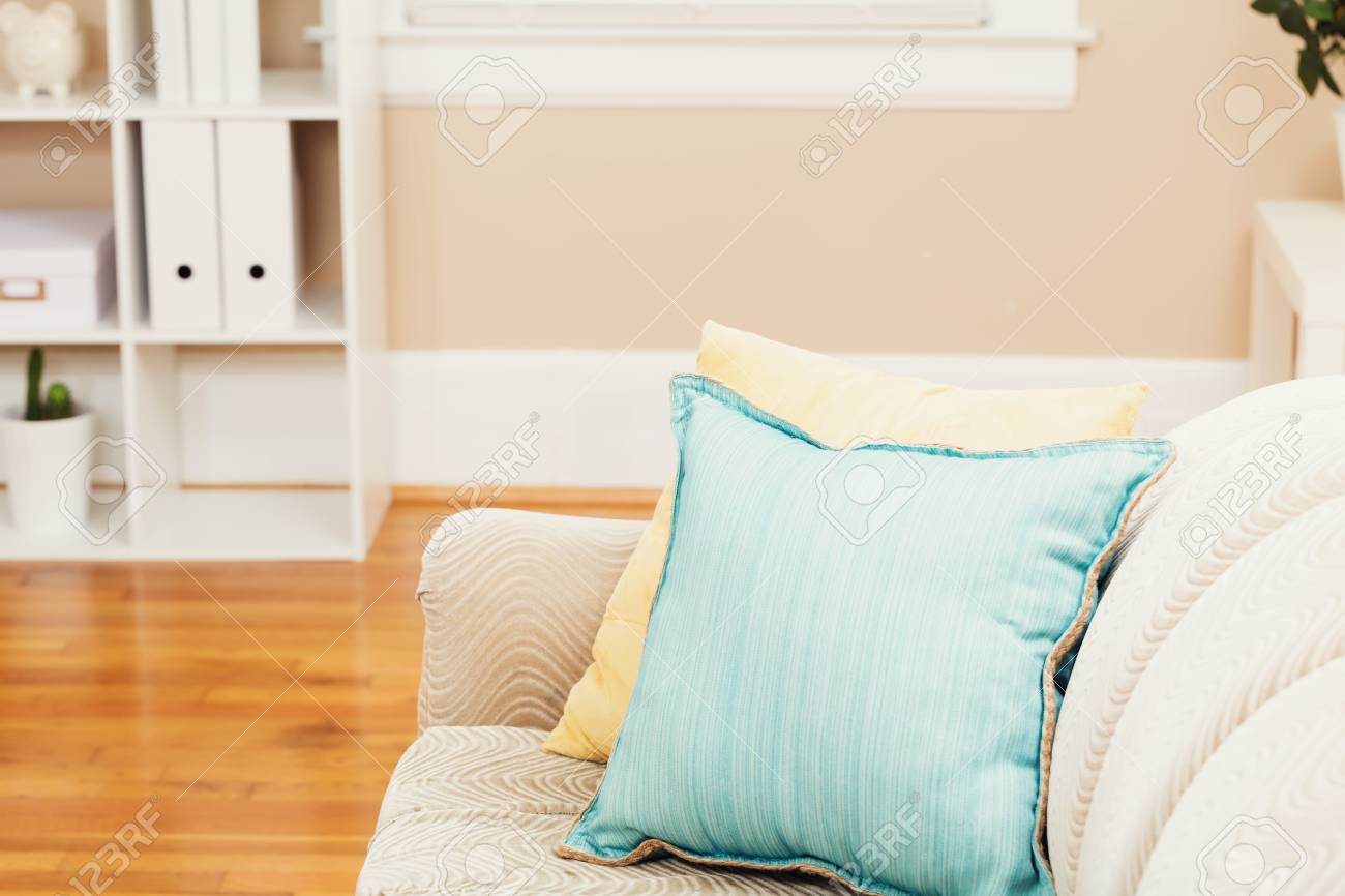 Lichte Woonkamer Interieur Met Aqua Bank Kussens Royalty-Vrije Foto ... Lichte Woonkamer Interieur Met Aqua Bank Kussens Royalty-Vrije Foto ...