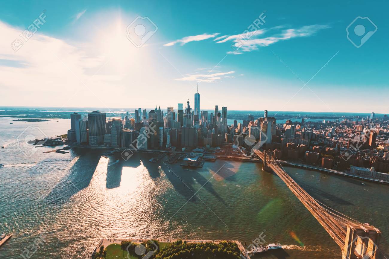 ニューヨーク市のイースト川に架かるブルックリン橋の夕暮れ空撮 の写真素材 画像素材 Image ニューヨーク市のイースト川に架かるブルックリン橋の夕暮れ空撮 の写真素材 画像素材 Image