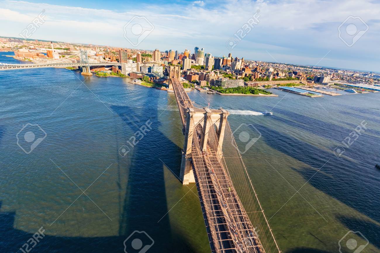 ニューヨーク市のイースト川に架かるブルックリン橋の空撮 の写真素材 画像素材 Image ニューヨーク市のイースト川に架かるブルックリン橋の空撮 の写真素材 画像素材 Image