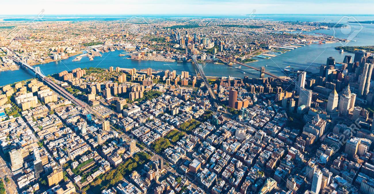 バック グラウンドでブルックリンとマンハッタンのローワー イースト サイドの航空写真 の写真素材 画像素材 Image