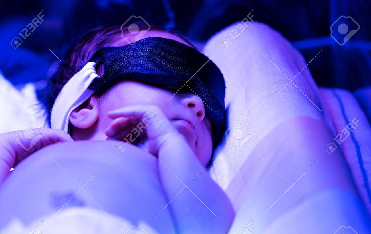 病院で黄疸の光線療法を受ける新生児 乳児少年 の写真素材 画像素材 Image