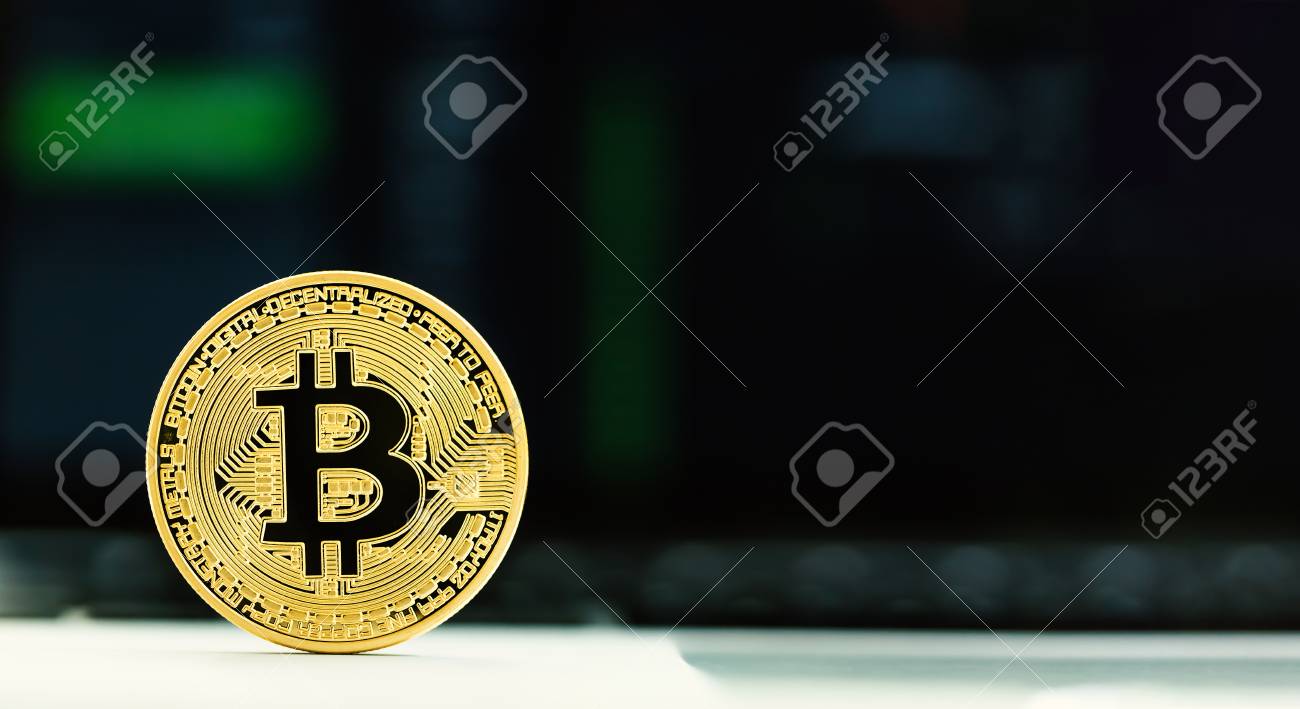 Latop 컴퓨터로 골드 비트 코돈의 암호 해독 로열티 무료 사진, 그림, 이미지 그리고 스톡포토그래피. Image 84857096