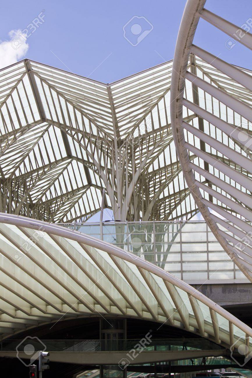 駅の素晴らしい 美しい モダンな建築デザインの部分的なビューは ポルトガル リスボンのオリエンテ駅を行います の写真素材 画像素材 Image 駅の素晴らしい 美しい モダンな建築デザインの部分的なビューは ポルトガル リスボンのオリエンテ駅を行います の写真素材 画像素材 Image