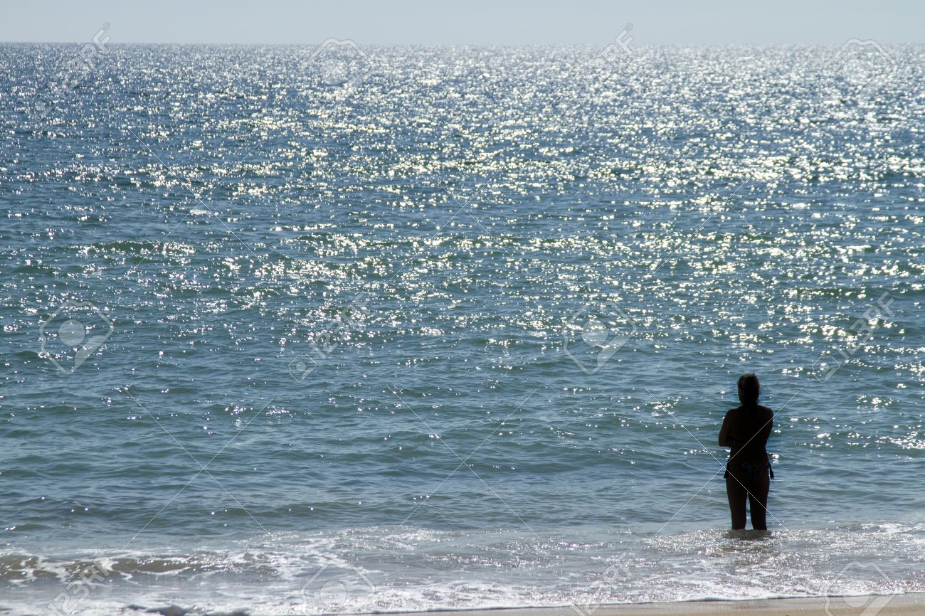 広大な海を見つめて人の孤独なシルエットのビュー の写真素材 画像素材 Image