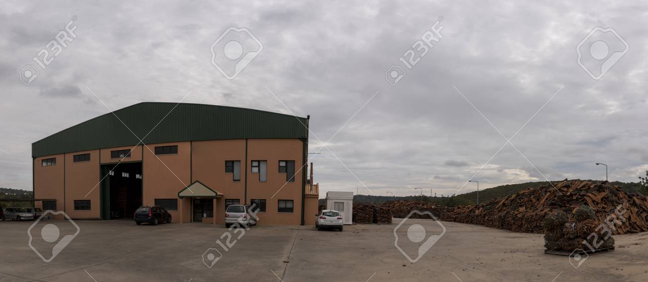 コルク工場上の未加工のコルク板の束のビューのスタック の写真素材 画像素材 Image