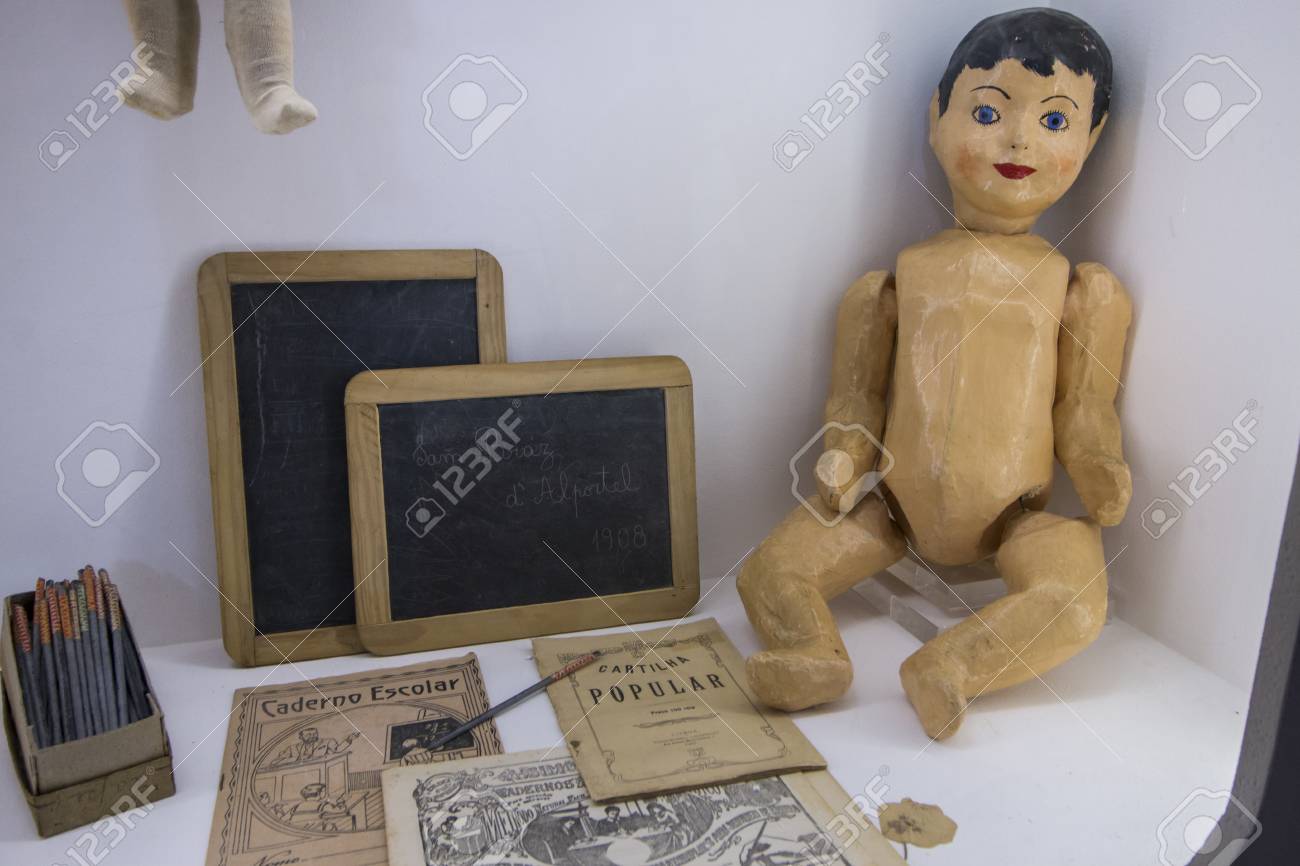 Vue Rapprochee Des Anciens Objets De L Ecole Primaire Des Annees 50 Au Portugal Dans Un Musee Banque D Images Et Photos Libres De Droits Image 70492724