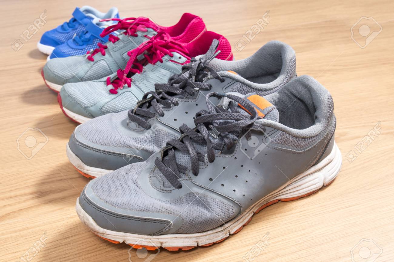 Tres Pares De Zapatillas Para Toda La Familia Pap Mam Y Ni o