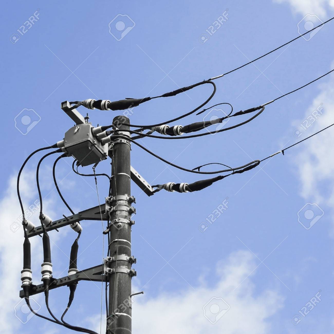 電柱変圧器の線とケーブルの技術 の写真素材 画像素材 Image