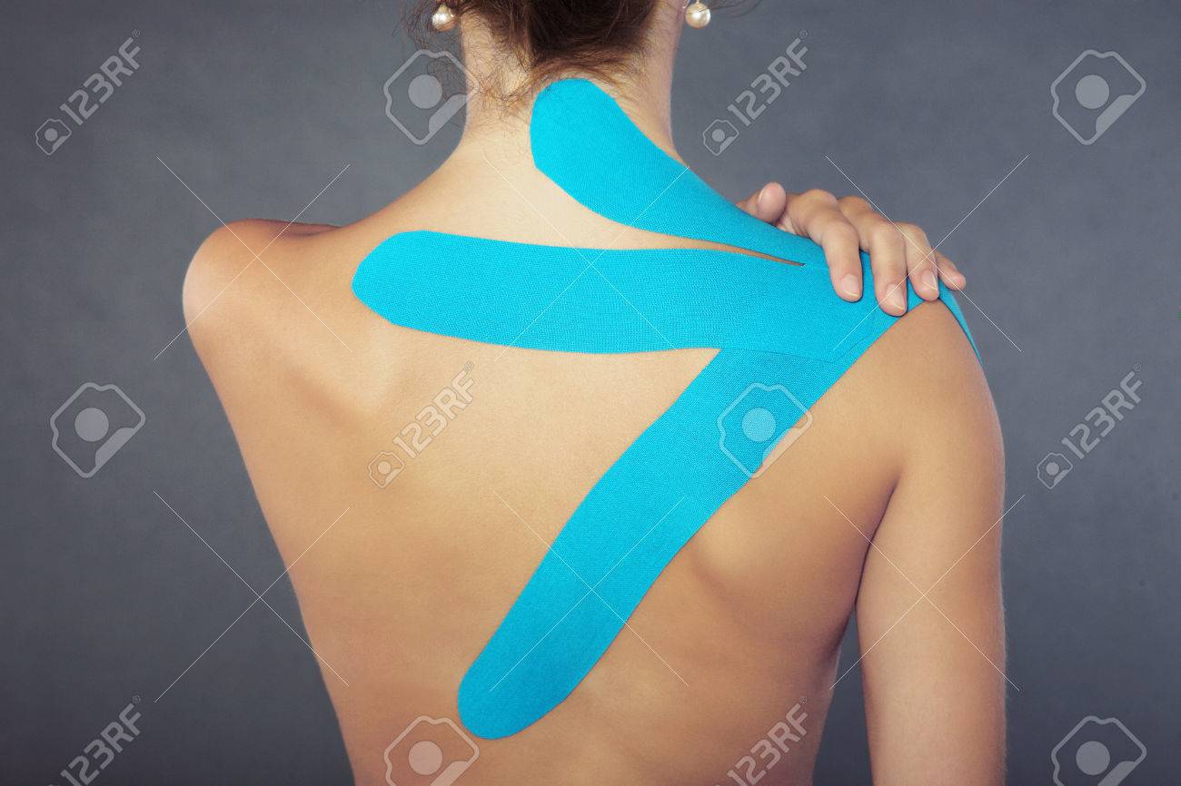首と肩にテーピング スポーツで若いきれいな女性 の写真素材 画像素材 Image 28589833