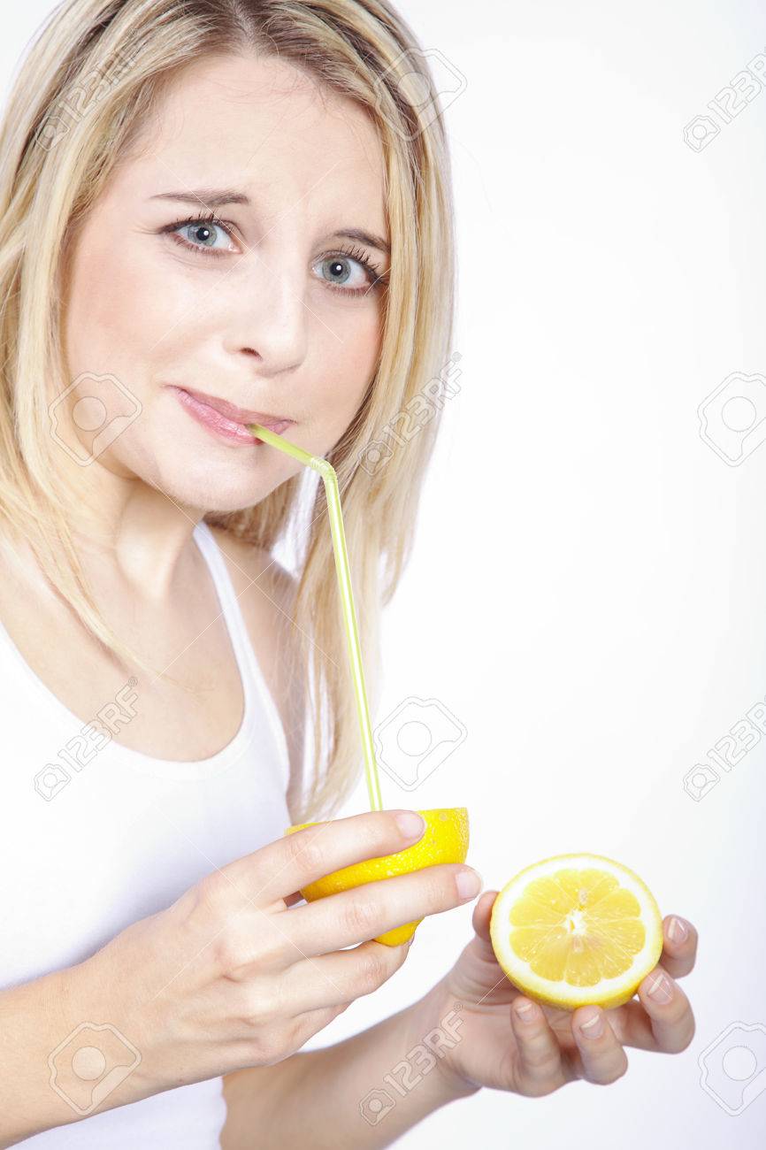 ストローでレモンを飲んで美人 の写真素材 画像素材 Image 4193