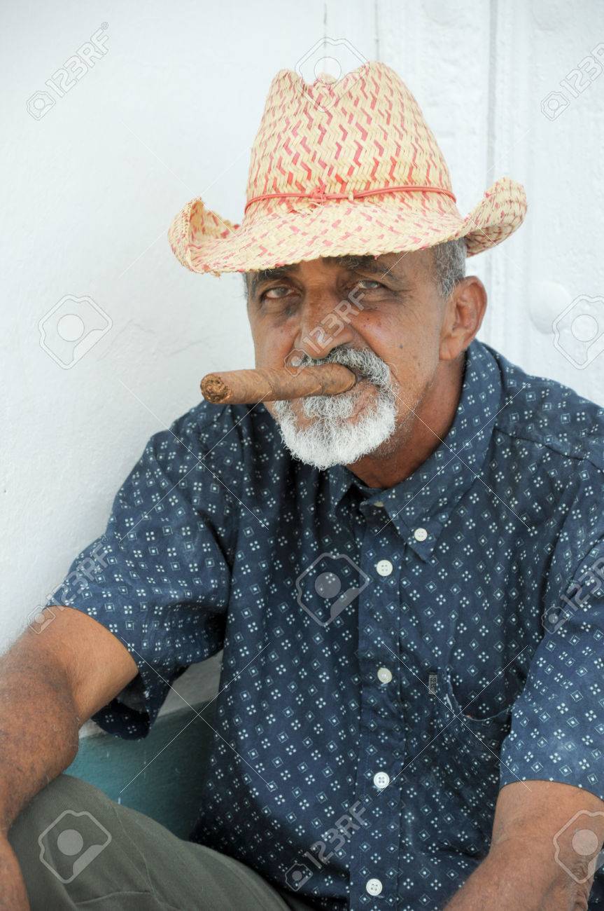 13 ハバナの通りで古いキューバ人喫煙葉巻 の写真素材 画像素材 Image