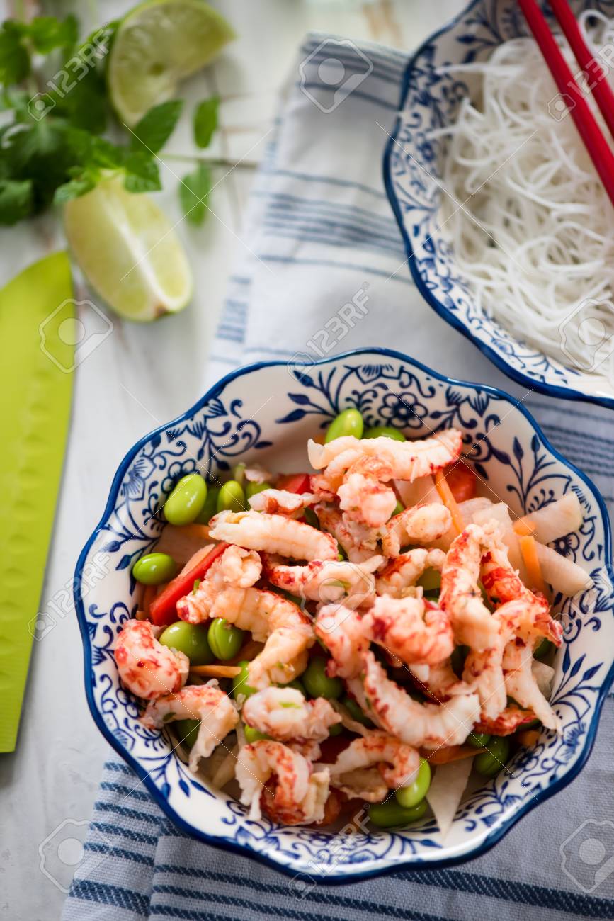 きれいなザリガニ 枝豆と麺のサラダを食べる の写真素材 画像素材 Image